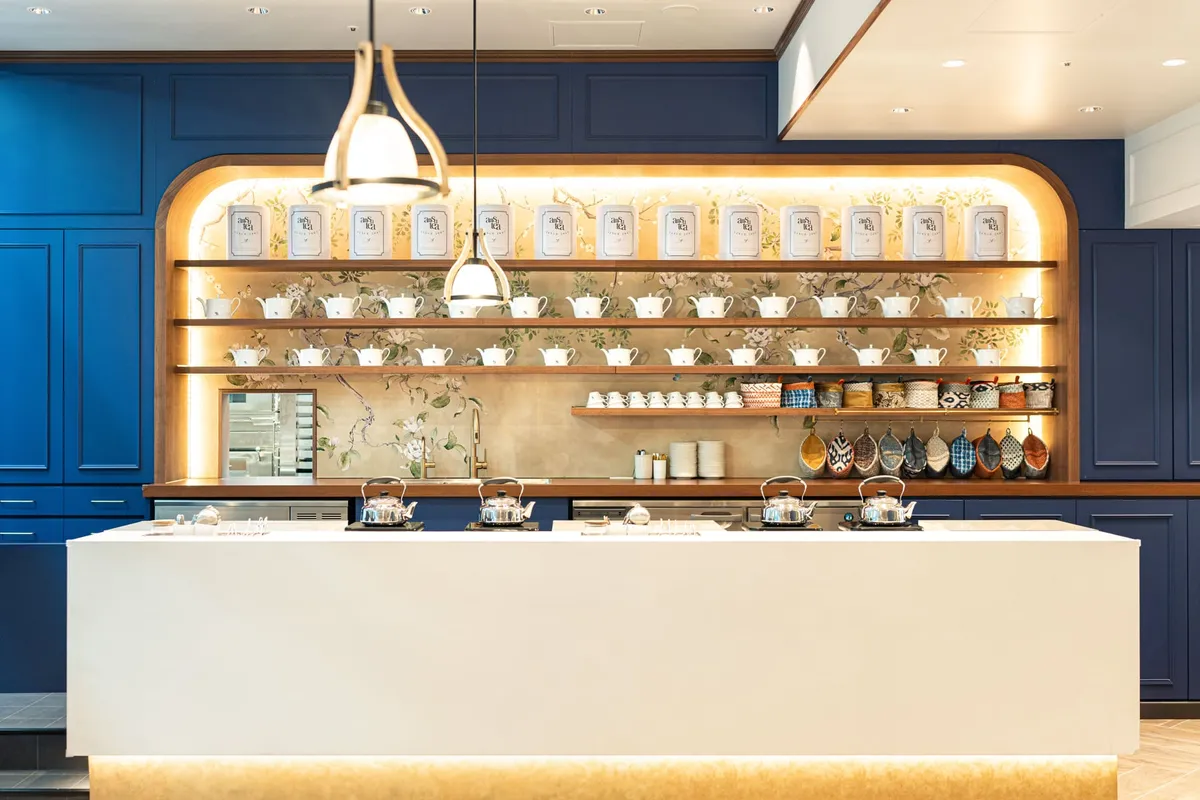 éclat de paix chocolat あべのand店 店内 — 紅茶棚と中央アイランド