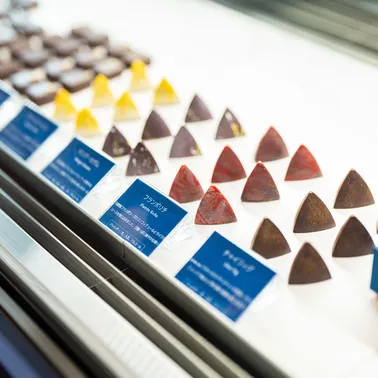 店舗ロゴのエントランス